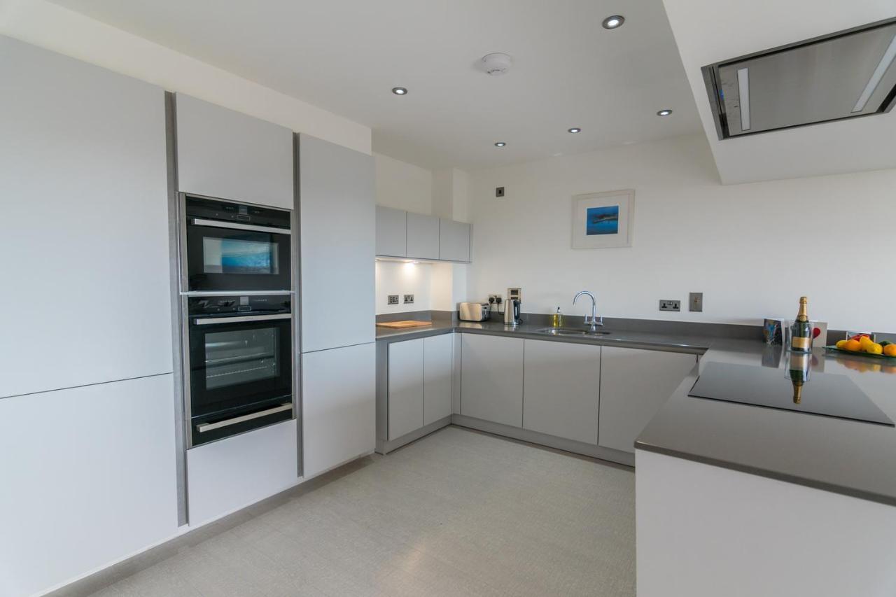 Apartment 3 Waterstone House - Sea Front Apartment, Hot Tub Tenby Ngoại thất bức ảnh